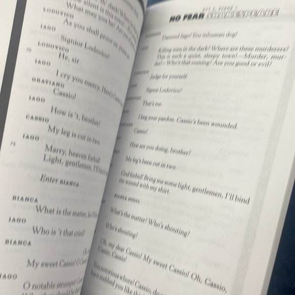 Sparknotes No Fear Shakespeare: Othello Volume 9 (Series #9) Paperback Book - Picture 3 of 7